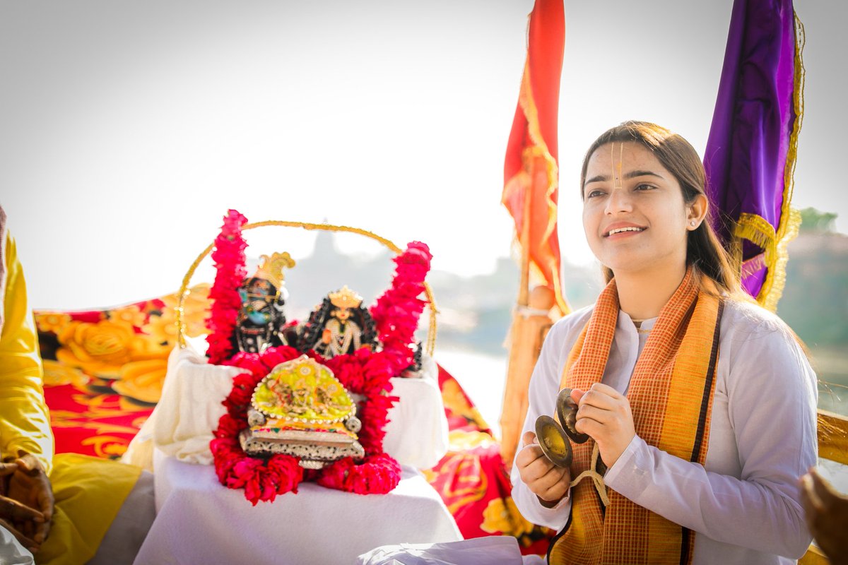 krishnapriyaji_'s tweet photo. श्रीकृष्ण गोविंद हरे मुरारी, हे नाथ नारायण वासुदेवा।।
पितुमातु स्वामी सखा हमारे, हे नाथ नारायण वासुदेवा।।
#krishnapriyaji #keshighat #pictures #yamunaji #religeous #devotional #sankirtan https://t.co/KR2Yjw1Z5Q