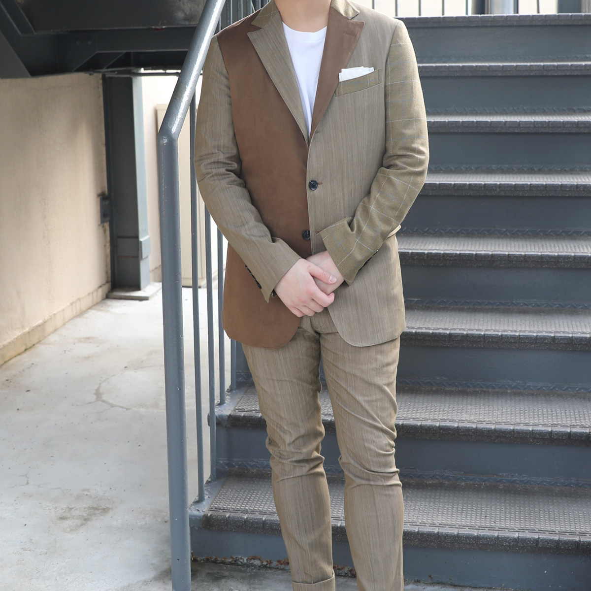 denew_denimsuit's tweet photo. ／
まさにオンリーワンの1着！
コンビネーションスーツ
＼

デニム×ウール×スウェードの3つの生地をコンビネーションで作ったオンリーワンの一着です！

このままお作りいただいても、好きな生地を組み合わせても作成可能です！

オーダーで作成しますので、サイズは自由自在！

#Denew #デニムスーツ https://t.co/ZcIJry1eOF