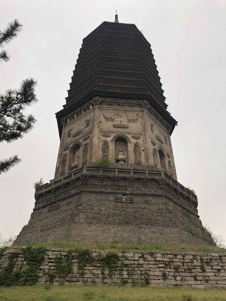 AntiokhosE's tweet photo. Late night train into Liaoyang gave a sneak peak of illuminated Baita pagoda, another millennium-old 11th century Liao titan, and the next day in the mist.

Baita is annexed to huge Guangyou temple 广佑寺, rebuilt after being razed by Russian troops during 1900 Boxer revolt. https://t.co/Bez7KEZ7mg