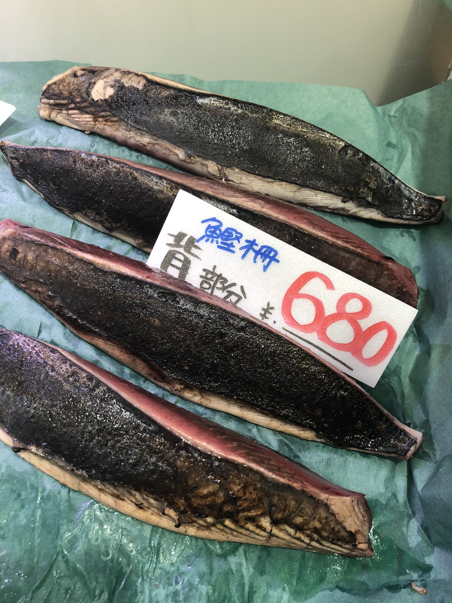 魚市 二子新地鮮魚店 魚市です おはようございます G W前大サービス中です 千葉産生カツオタタキ 1本580 680円 自家製 八角一夜干し 680円 北海道産生タコ刺身 自家製 煮あわび刺身 千葉産たちうお炙り刺 式根島産たかべなめろう 生本