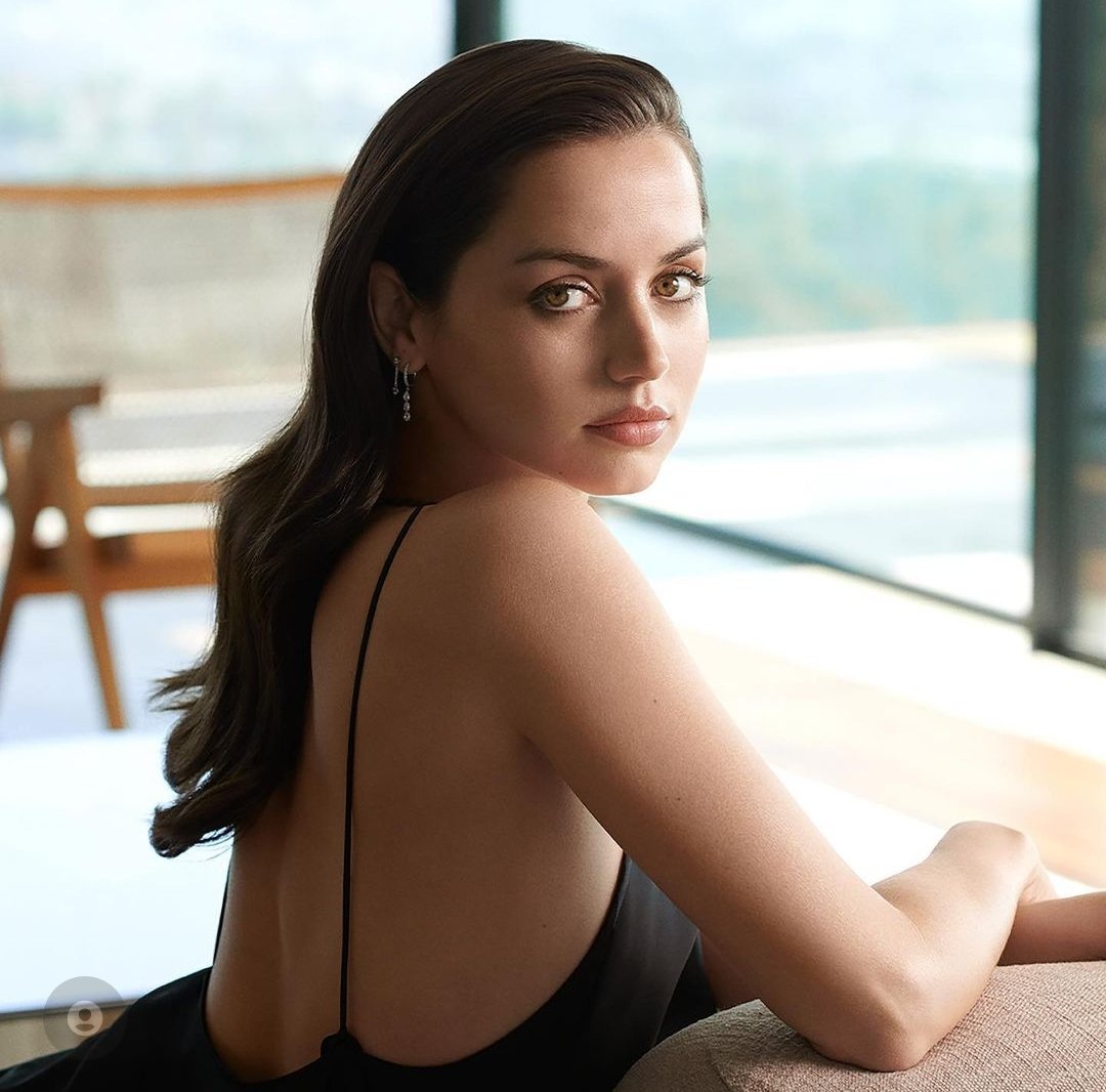 Happy birthday to ana de armas! 