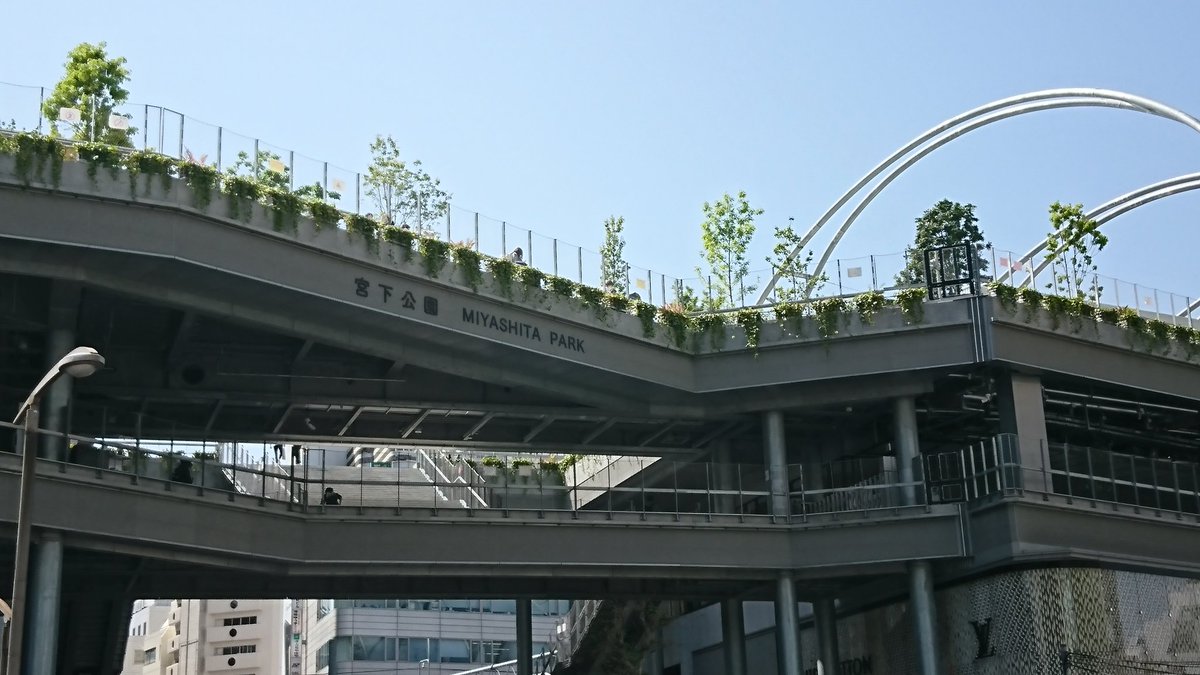 みぃたん A Twitter 渋谷の宮下公園なう 昔はバスケットボールの ゴールとかスケボー場 とかがあったのに なんかオシャレスポット に変わってしまった