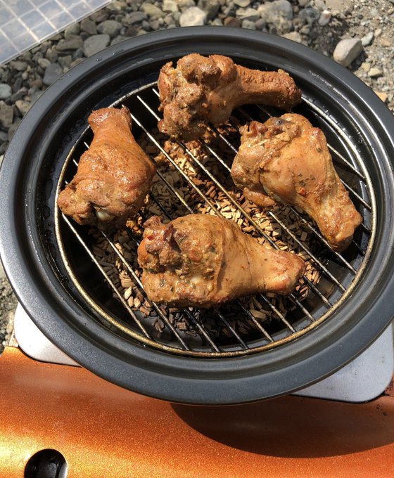 のんびり燻してた燻製もいい感じになって来た。
コイツは持ち帰って今日の晩酌のおつまみにする。 