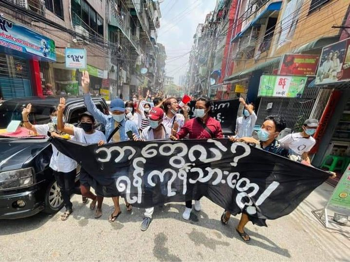 It's reported that Military council's terrorists crackdwon the "Yangon Thar" anti-coup marching strike near Gamone Pwint in Bandoola street as soon as it started to march. No detail information of abductions and injuries are reported yet.
#WhatsHappeningInMyanmar
#Apr30Coup