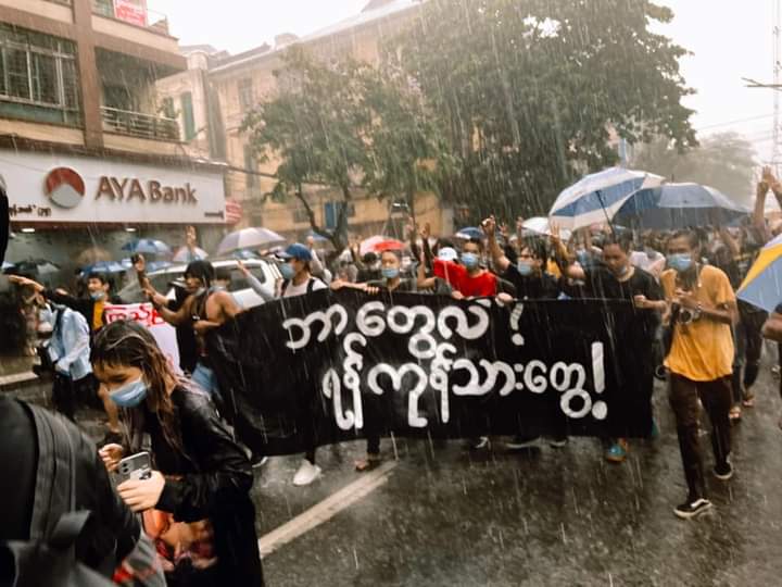 ygnbi27's tweet photo. The rain can't stop us.
Yagon peaceful people protest the military coup and shout for democracy.
#WhatsHappeningInMyanmar
#Apr30Coup
#ASEANFooledbySAC https://t.co/efn9uD9bT3