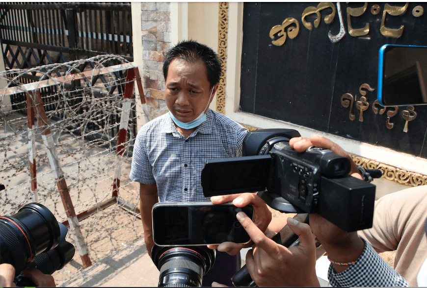 As the Myanmar junta rounds up journalists left and right, it seems to be attacking not only democracy but also the truth, doing everything it can to prevent honest reporting on its shooting of protesters. hrw.org/news/2021/04/2…