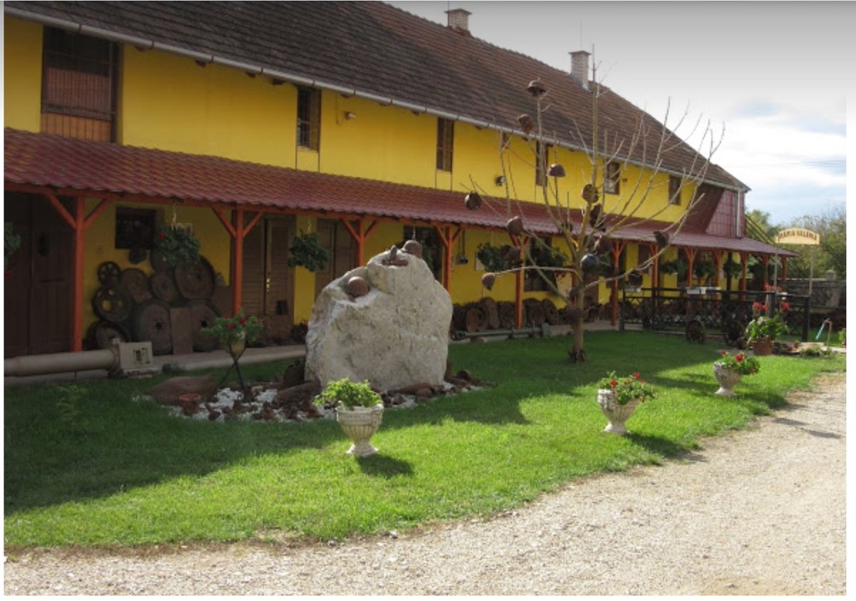 I wonder whether 🇪🇺 Lead Spokesperson Peter Stano <a href="/ExtSpoxEU/">Anitta Hipper</a> is mindful of human dignity when his country Slovakia hosts mannequins and bullet smashed helmets exhibited in Bratislava Military Musem. As he mentioned they are "distastefull" are "incompatible" with his statement.