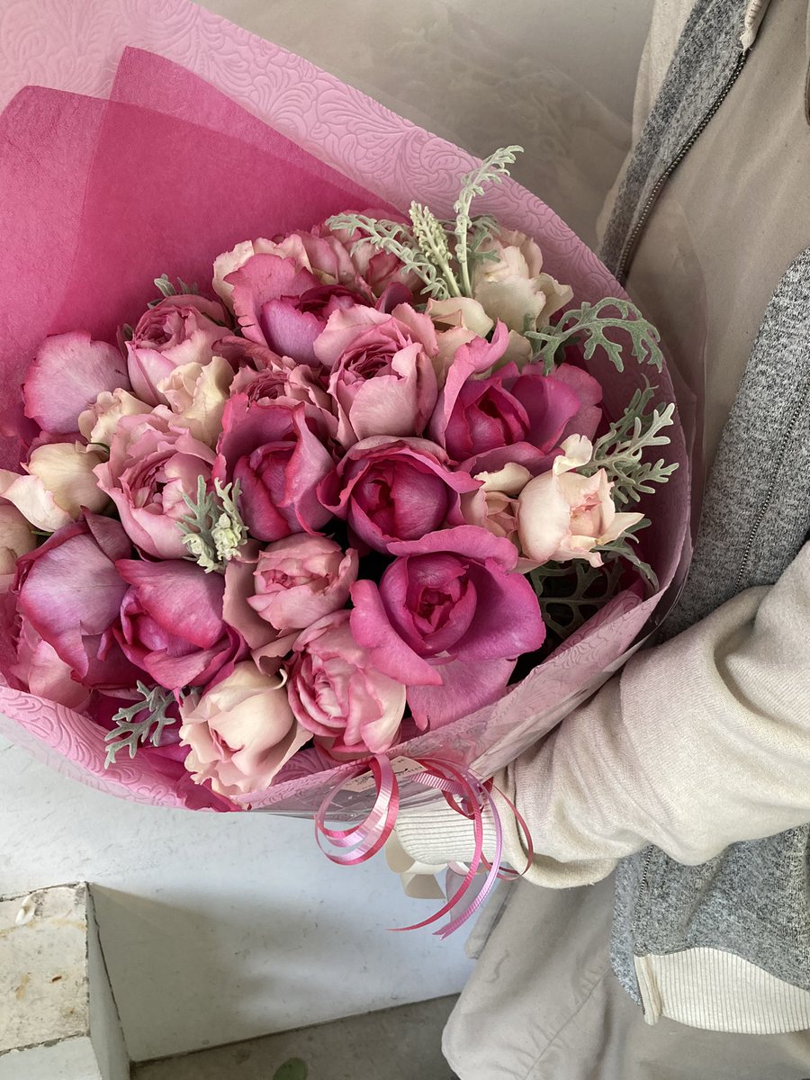 Atelierk 写真の花は バラのみ27本の花束 です 結婚記念日に贈られます 使用のバラは３種 スイートイヴピアッチェ イヴno 4 イヴピアッチェ 薔薇の中でも特に良い香りがする濃厚なピンク 淀屋橋花屋 大阪花屋 北浜花屋 本町花屋 花屋