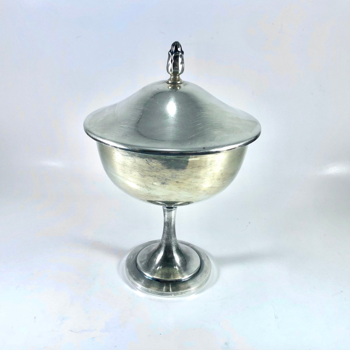 Vintage Oneida Silversmiths Stainless Steel Pedestal Candy Dish with Lid Retro Home 1960s etsy.me/3ujnF1z #silver #housewarming #metal #oneidasilversmiths #60sdecor #vintagedecor #retrodecor #stainlesssteel