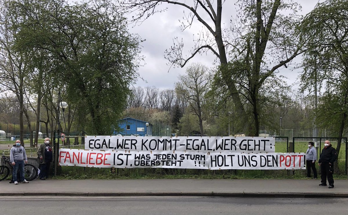 SportfreundeL's tweet photo. Jungs, wir haben da für eure Abfahrt nach Bremen was Kleines vorbereitet...   @DieRotenBullen @rb_fans #einmalleipzigimmerleipzig #DFBPokal #WerderRBL #coronaconform😎 https://t.co/XOzfHGogYb