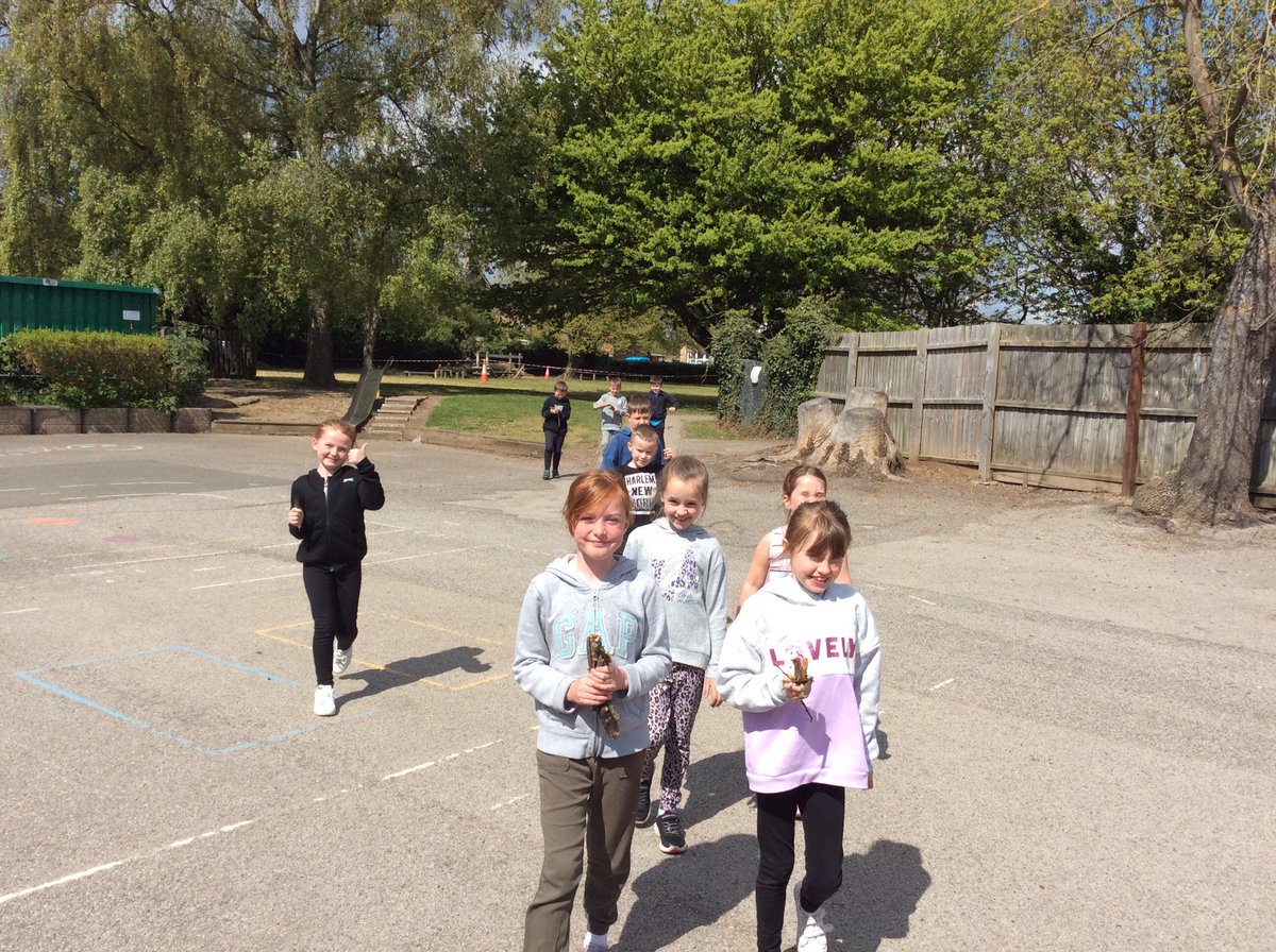 Ramseyspinning's tweet image. Palm Class are bringing some Maths to #CaptainTom100  😁 Looking for 100 natural objects, Celebrating 100! @ElliotFndtn  #makemathsfun