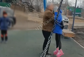 Девочки поймали мальчиков. Конфликт на детской площадке. Дети побили ребенка в детском саду. Схватил девушку за шиворот. Мальчик схватил девочку.