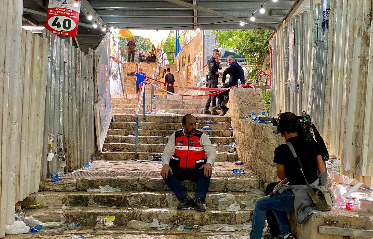 EretzInfo's tweet photo. 🇮🇱 #PrayForMeron | Le nouveau bilan officiel fait état d'un 45è décès suite à la bousculade de cette nuit à Meron. @EretzInfo | https://t.co/81uTvkZmqi https://t.co/hysYE9seOp