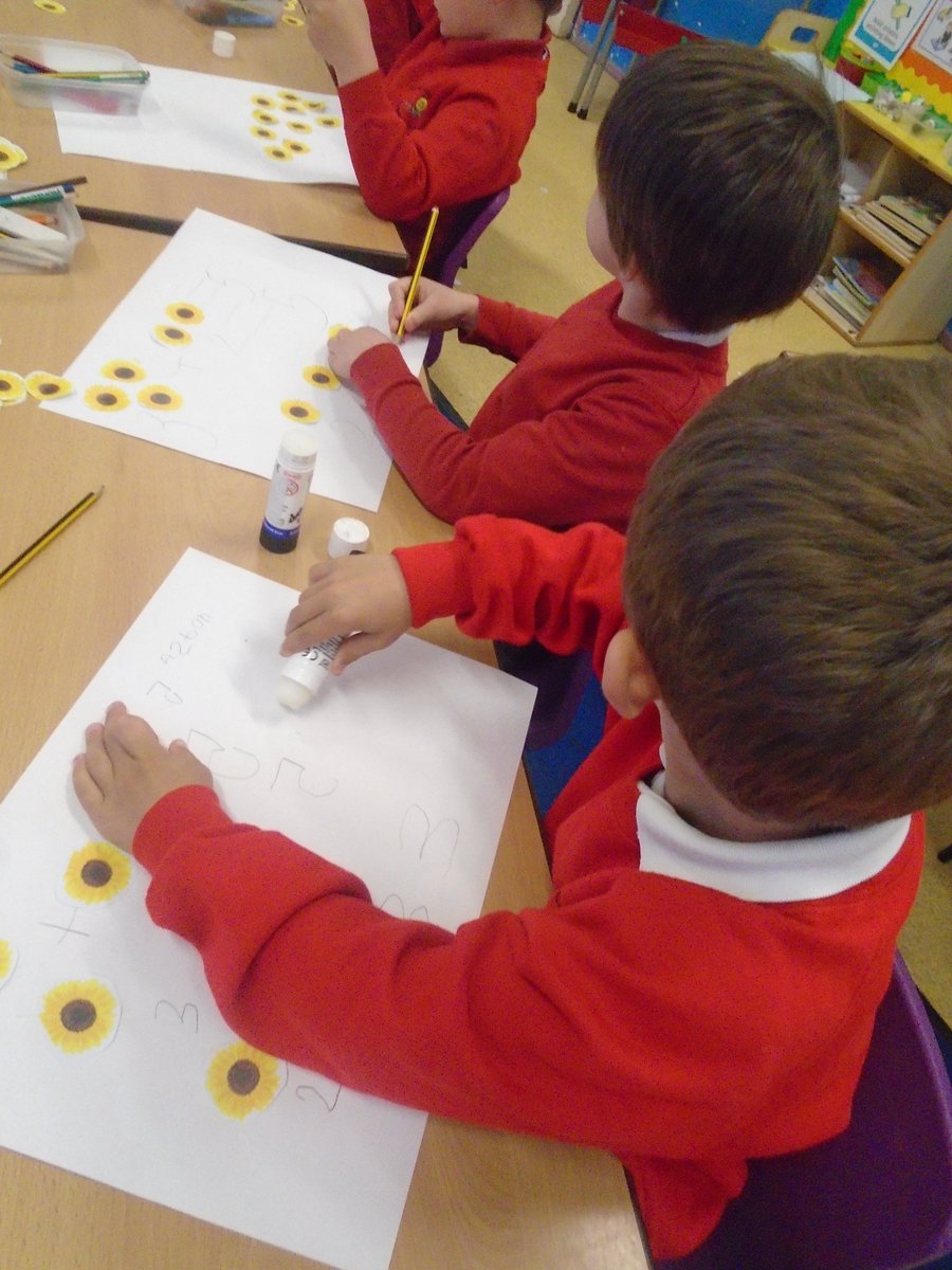HorningPrimary's tweet photo. More sunflowers but getting mathematical now! In Swallows, adding and subtracting! #maths #sunflowerday https://t.co/PuTQTcadSh