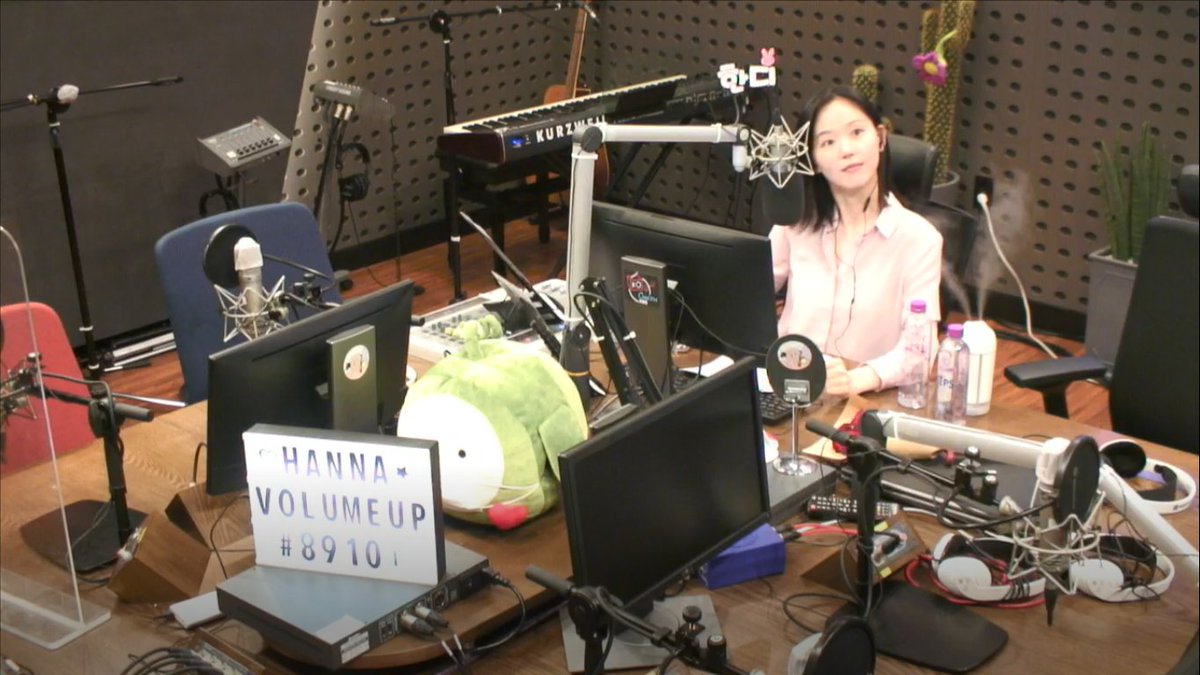 Look at this pretty lady called Kang Hanna in pink
