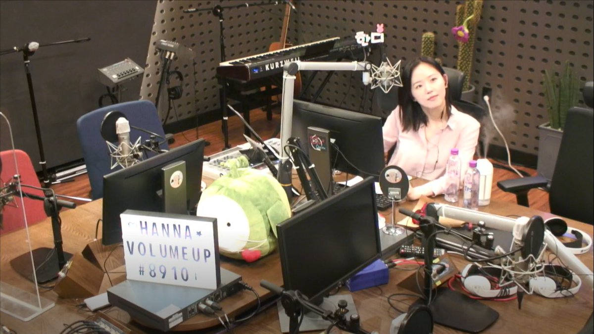 Look at this pretty lady called Kang Hanna in pink