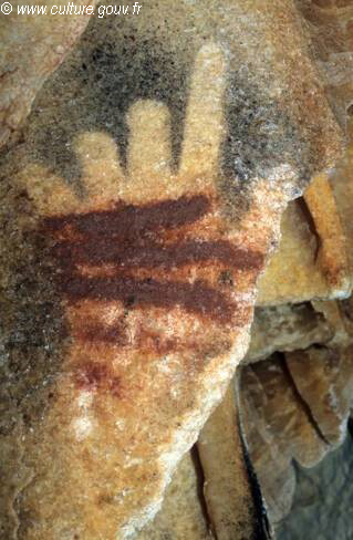 The rock art motifs of the Cosquer cave are grouped into two well differentiated chronological periods, the Gravettian and the Solutrean. In the oldest one, the negative hands stand out, most of which do not have all the fingers.