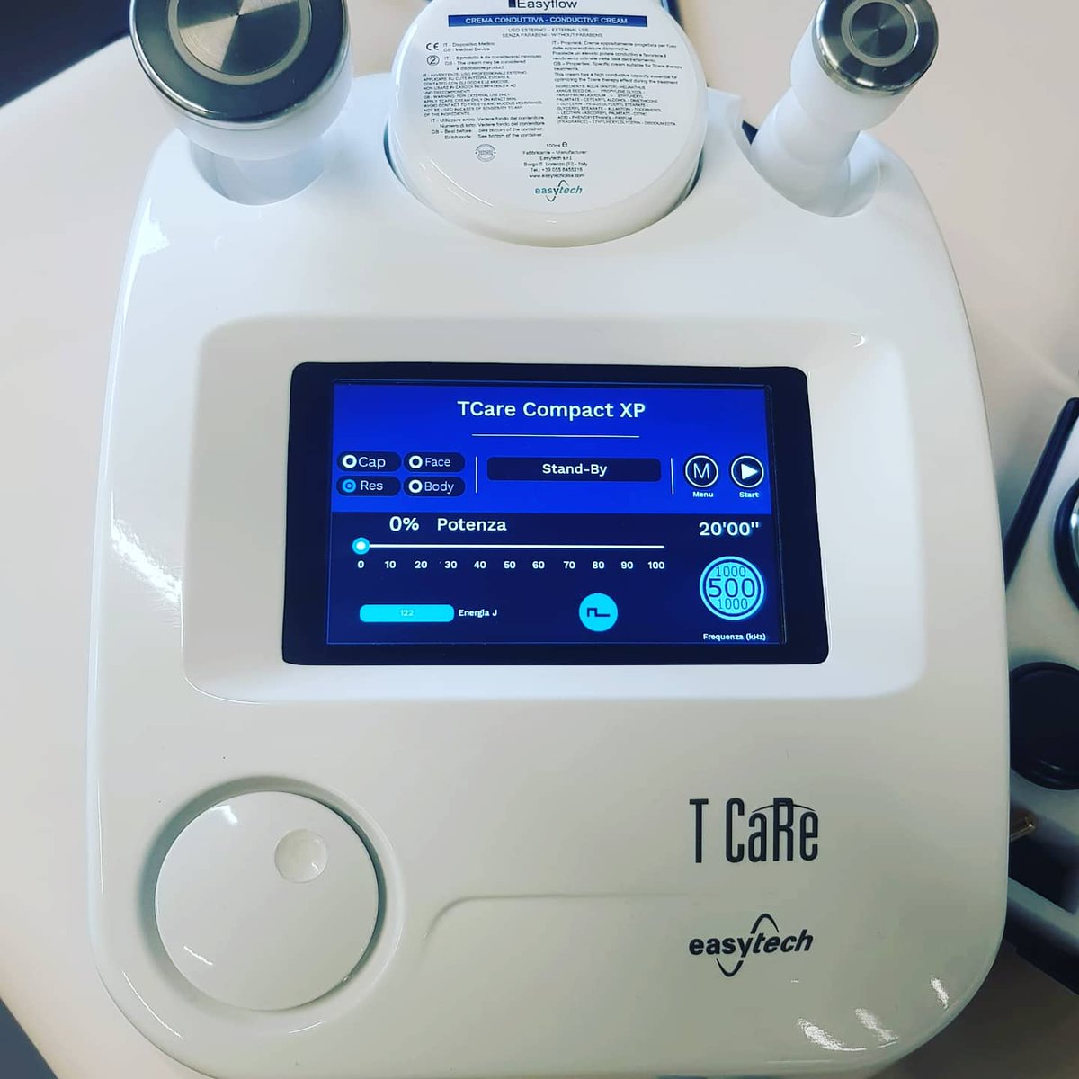 primfisio's tweet photo. Easytech ha desarrollado nuevas versiones de la diatermia #TCaReCompact con aplicaciones específicas para #FisioterapiaDermatofuncional
El #TcareCompactEsthetic dispone de 2 frecuencias (1000 y 500 Mhz), que permiten trabajar tanto de forma superficial como profunda. https://t.co/oa8LlrtYQY