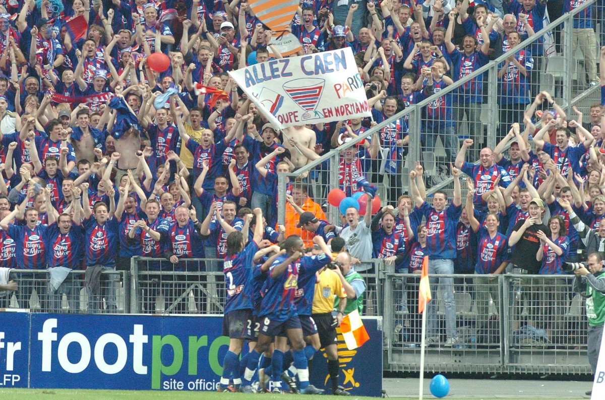 SMCaen's tweet photo. 𝟯𝟬 𝗮𝘃𝗿𝗶𝗹 𝟮𝟬𝟬𝟱 - Il y a 16 ans jour pour jour au @StadeFrance 💭🔴🔵
#SMCaen #TeammSMC #RétroSMC https://t.co/x0REsEJ8bG