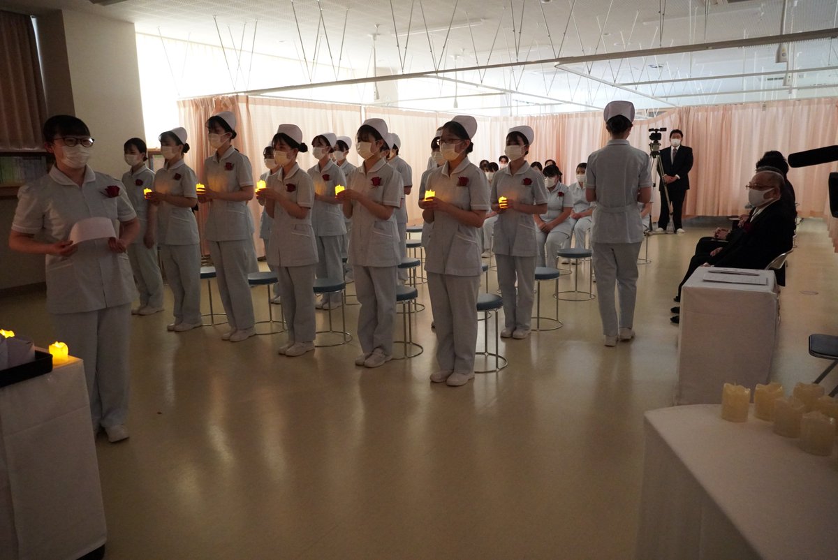 toryo_ac_jp's tweet image. 本日、看護専攻科２年生の戴帽式でした。昨年は実施できず本日の開催となりました。残念ながら今般の状況により保護者の参列を見合わせた式典となりました。しかし校長先生よりナースキャップを戴き、ナイチンゲール誓詞を心の中でつぶやき看護職に就く決意を新たにした皆さんは本当に立派でした。