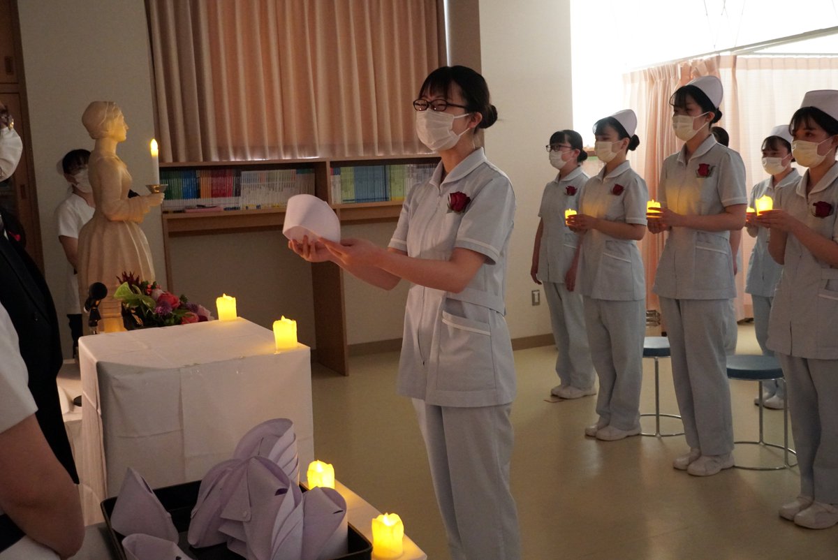 toryo_ac_jp's tweet image. 本日、看護専攻科２年生の戴帽式でした。昨年は実施できず本日の開催となりました。残念ながら今般の状況により保護者の参列を見合わせた式典となりました。しかし校長先生よりナースキャップを戴き、ナイチンゲール誓詞を心の中でつぶやき看護職に就く決意を新たにした皆さんは本当に立派でした。