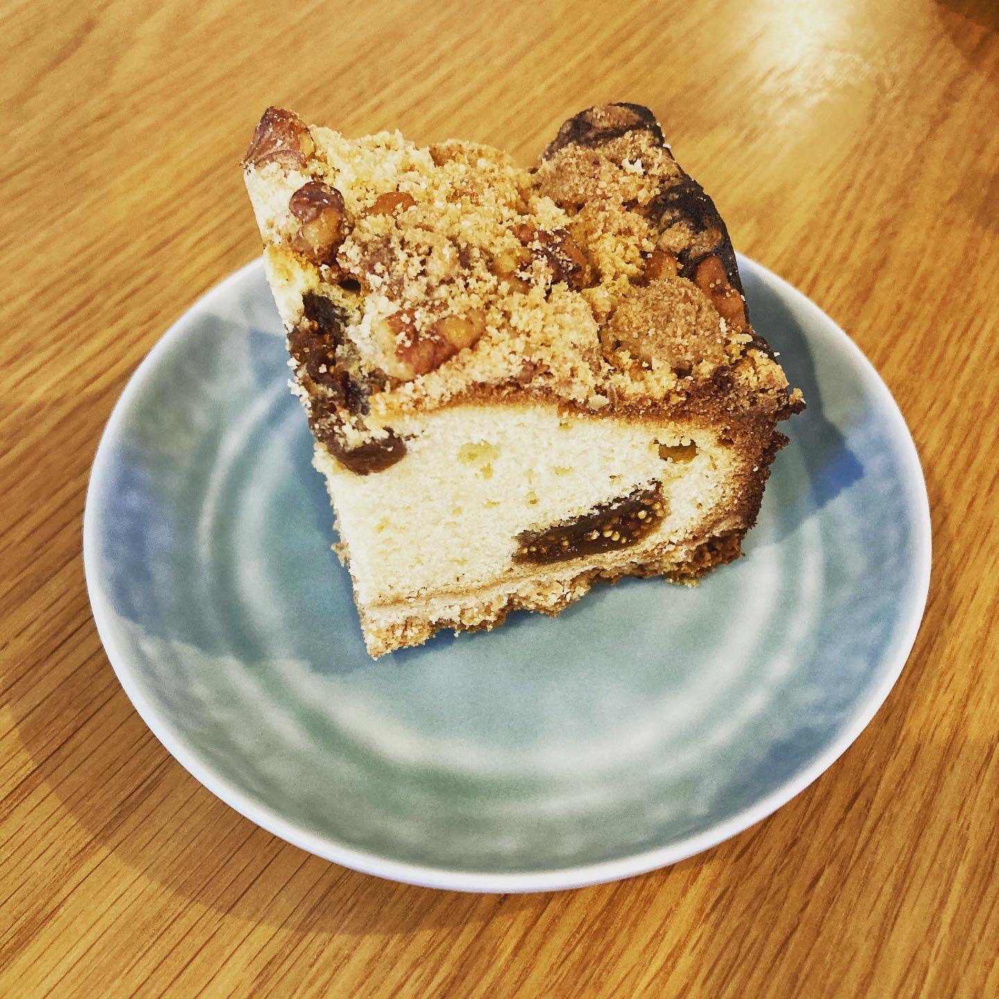 Mai 武蔵関のにべこはる菓子店 ちょっとお祝いも兼ねて家族3人で やっぱりおいしい 行く度に違うメニューなのすごいなぁ 購入したもの ラムレーズン練乳クリームといちごジャムのビクトリアケーキ 515 イチジクとチーズのスクエアケーキ 450