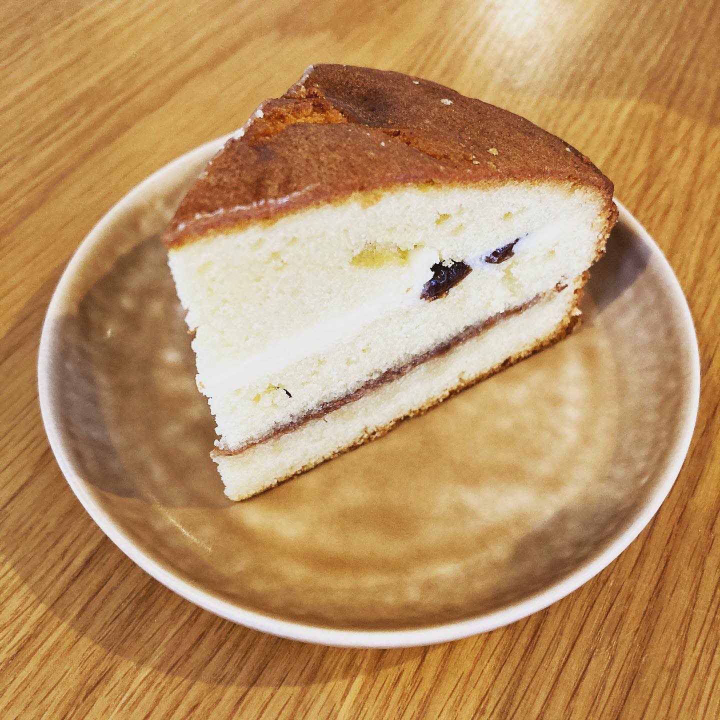 Mai 武蔵関のにべこはる菓子店 ちょっとお祝いも兼ねて家族3人で やっぱりおいしい 行く度に違うメニューなのすごいなぁ 購入したもの ラムレーズン練乳クリームといちごジャムのビクトリアケーキ 515 イチジクとチーズのスクエアケーキ 450