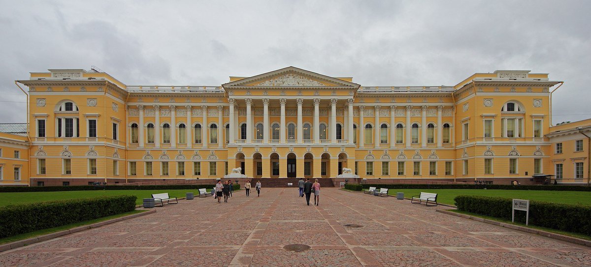 De 1884 à 1894 la société se réunissait de façon hebdomadaire dans le palais de la GD Elisaveta Mikhaïlovna, aujourd'hui le musée russe (à g.). Après dans le batiment de la Société impériale pour l'encouragement des arts (b. dr.)