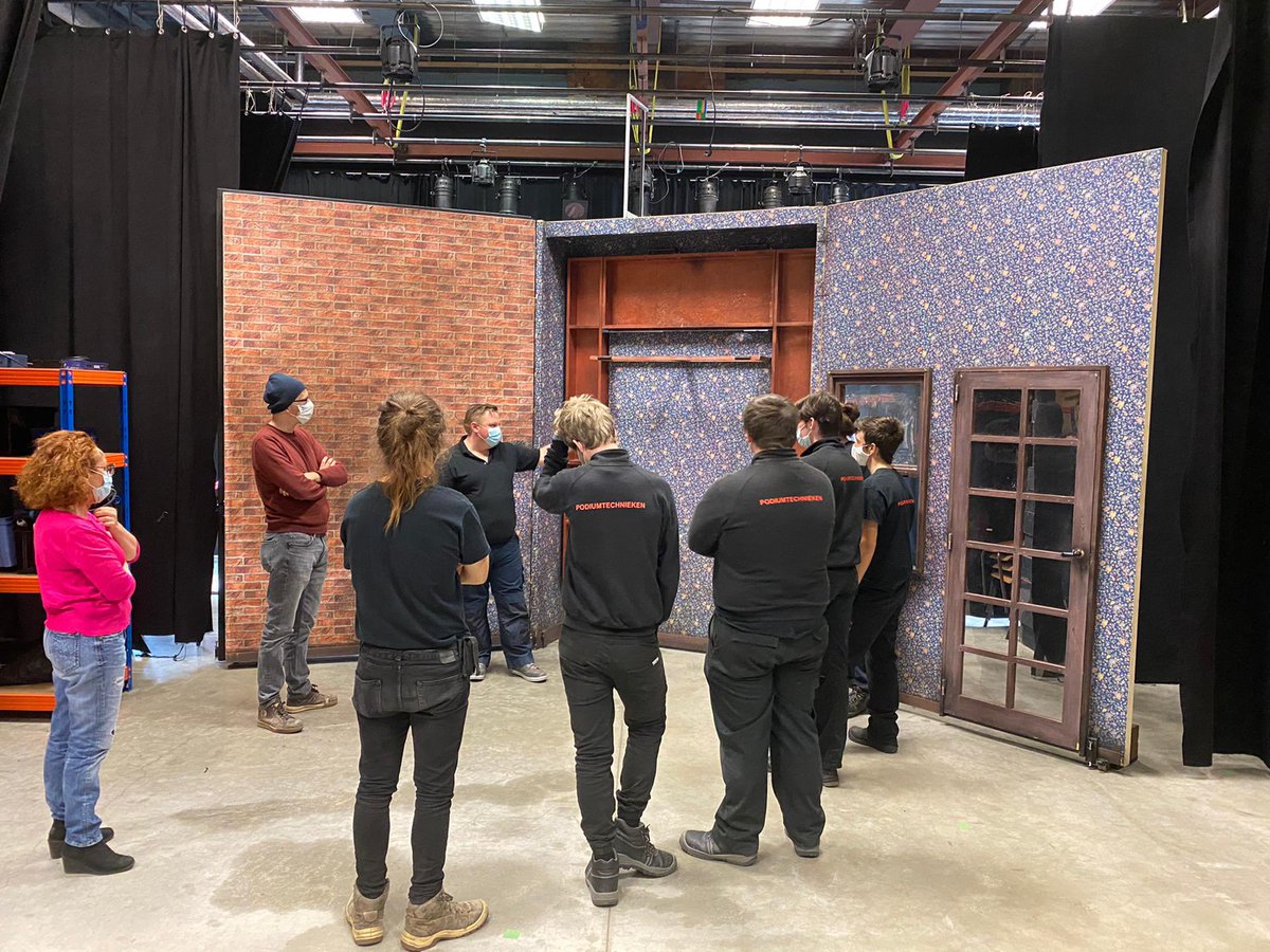 KTAMoBi's tweet photo. Hoe werk je met een professioneel decor❓

✅ transport
✅ opbouw
✅ belichting
✅ ...

Els De Schepper &amp; team kwamen deze week langs op onze 👩🏼‍🏫
Over een  complete workshop gesproken voor onze leerlingen Podiumtechnieken!

#elsdeschepper #podiumtechnieken
#techniekisdetoekomst https://t.co/wBpIcD9EUL