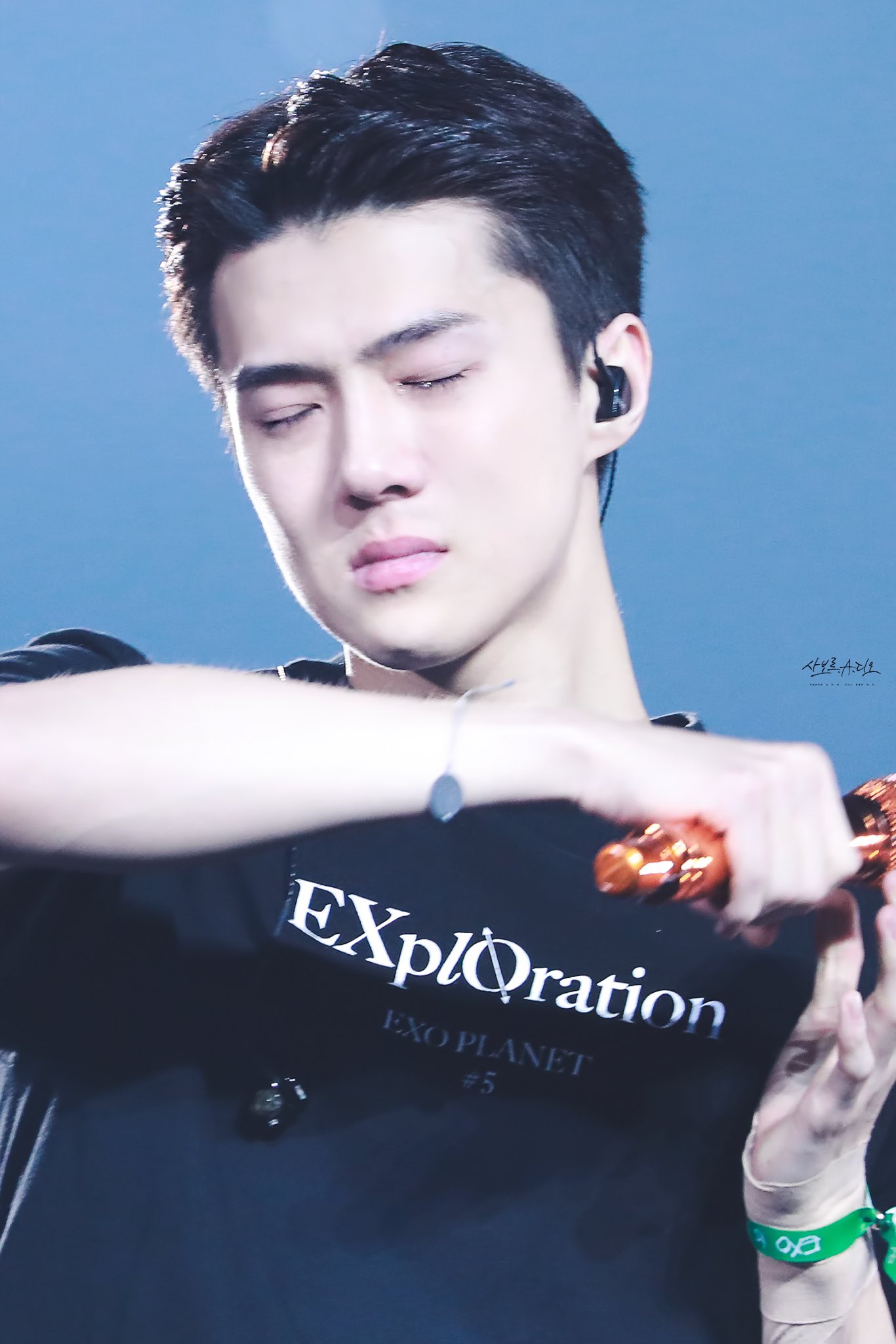 쉰화 Sehun Is Soft Hearted So He Secretly Wipes Away His Tears Amp Tho He Doesn T Show It He Loves His Members More Than Anyone When He Was A
