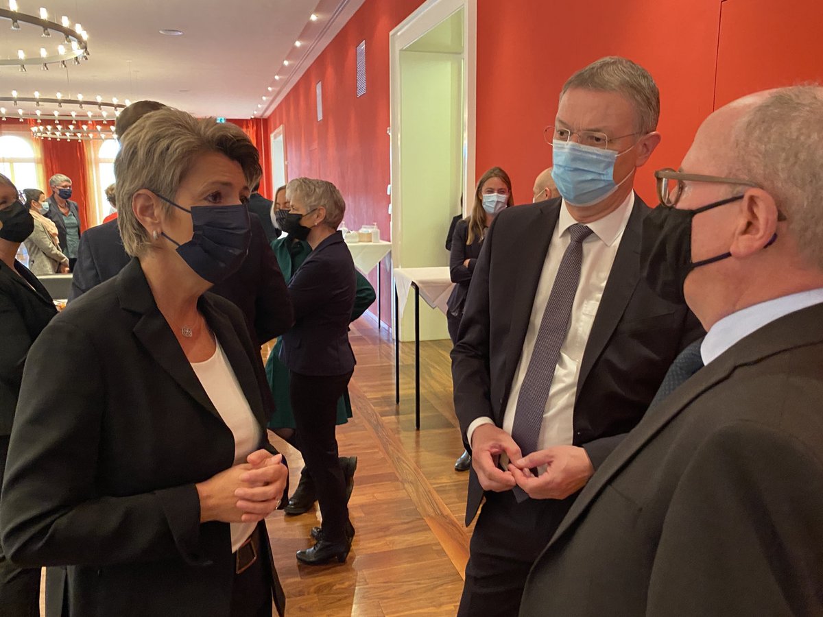 Mit vereinten Kräften gegen häusliche Gewalt: Heute trifft sich Bundesrätin Karin Keller-Sutter mit Vertreterinnen und Vertretern von Bund und Kantonen sowie weiteren Akteuren zum strategischen Dialog.
🎥 Die Medienkonferenz ab 13.30 Uhr im Livestream: ejpd.admin.ch/ejpd/de/home/a…