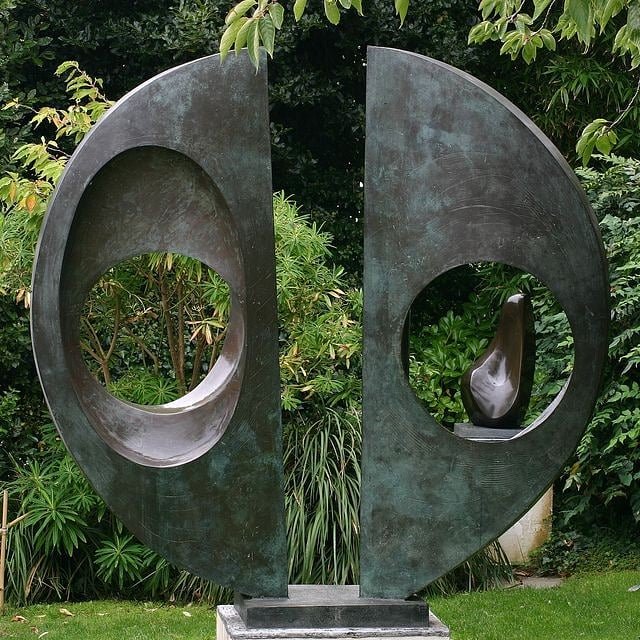 delikastudios's tweet photo. The remarkable work of British artist Barbara Hepworth, this particular piece is located at the Barbara Hepworth Museum and Sculpture Garden in St Ives, Cornwall. 🌿
https://t.co/opDHHaELT7 https://t.co/4tZahLauxt