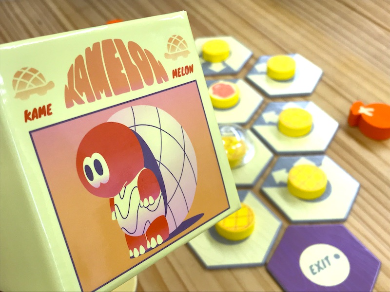 jellywebstore's tweet image. 【予告】通販サイトJELLYにて今夜19時から #ゲームマーケット2021春 新作「KAMELON（カメロン）」を販売いたします！店員側👱‍♂️とカメ側🐢に別れてそれぞれの勝利条件を狙う心理戦/ブラフ🧡のボードゲームです。

お楽しみに！！
shop.jellyjellycafe.com