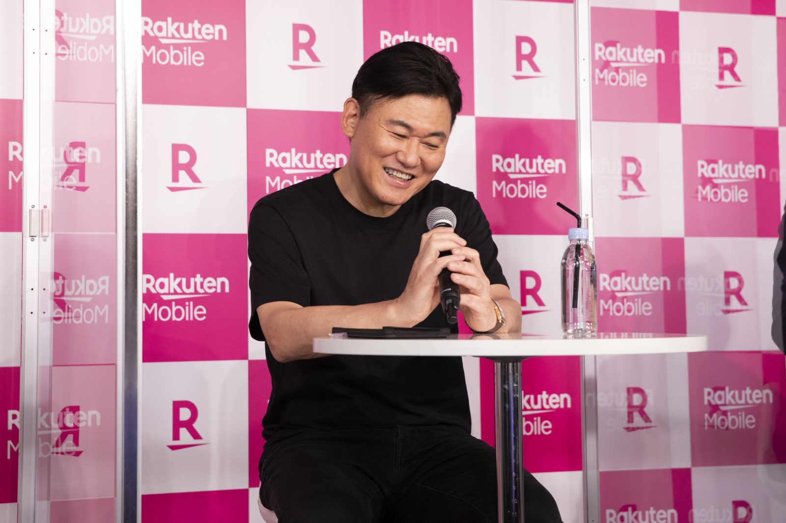 H Mickey Mikitani Rakuten Mobile Roppongi Store Now Open T Co Owsmjpdhmq Twitter