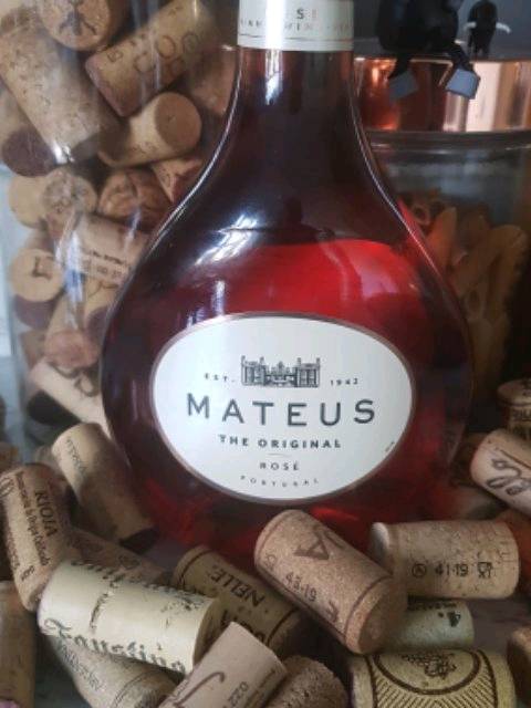 thewinebluff's tweet image. 4/5 , 91pts

€9 @supervaluirl 

A crisp refreshing Rosé…. Wine from Mateus via Vivino: vivino.com/users/stephen_…