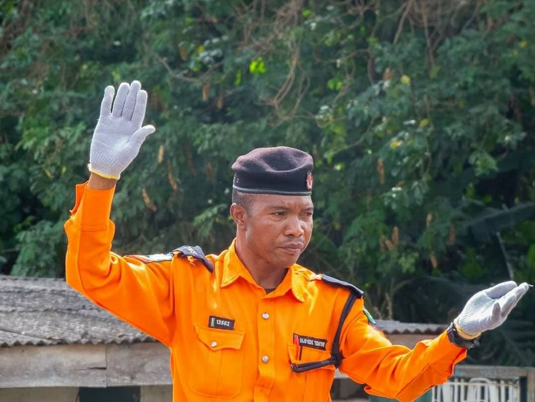 OUR KIND OF POLICE!Commuters who ply Bodija-Secretariat axis would definitely know this man. He is Sgt. Oloyede Temitope, who joined the  @PoliceNG in 2008.A diligent officer in whom many are pleased with. He is a true example of what a True Nigerian Policeman should be.