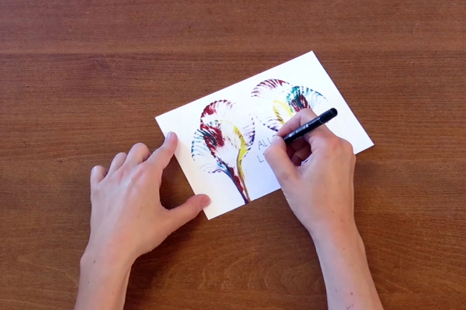 In einer Woche ist Muttertag – ein schöner Anlass, um Danke zu sagen. 💐💌 Wir zeigen dir, wie du mit einer selbst gebastelten Muttertagskarte und ein paar lieben Worten deiner Mama garantiert ein Lächeln ins Gesicht zauberst: bit.ly/3nBjefC