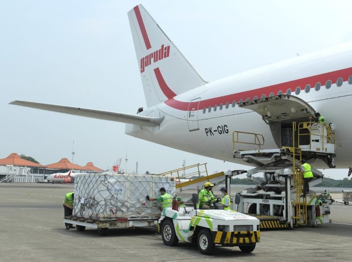 Menkominfo @PlateJohnny memberi keterangan pers terkait kedatangan vaksin COVID-19 tahap 10, di Bandara Internasional Soekarno-Hatta, Tangerang, Banten, Jumat (30/04/2021). #PotretKabinet © BPMI Setpres