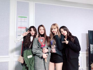 sorn, yuqi and minnie attending blackpink's concert and taking a photo with lisa behind the stage