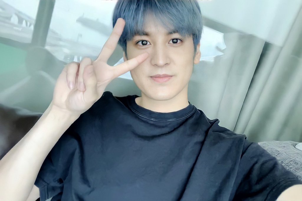 konchovy131's tweet image. chanwoo                       how ikonics                     
                                      see chanwoo