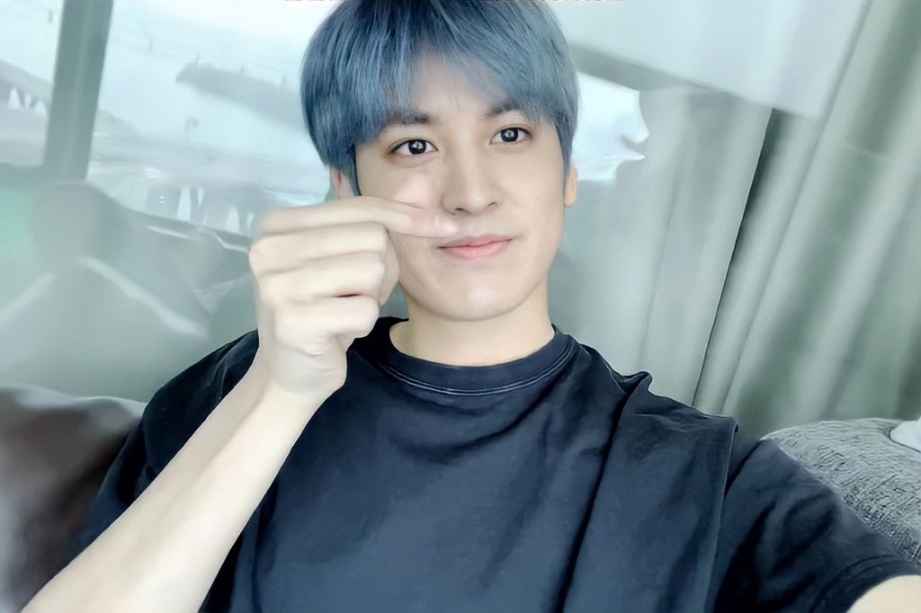 konchovy131's tweet image. chanwoo                       how ikonics                     
                                      see chanwoo