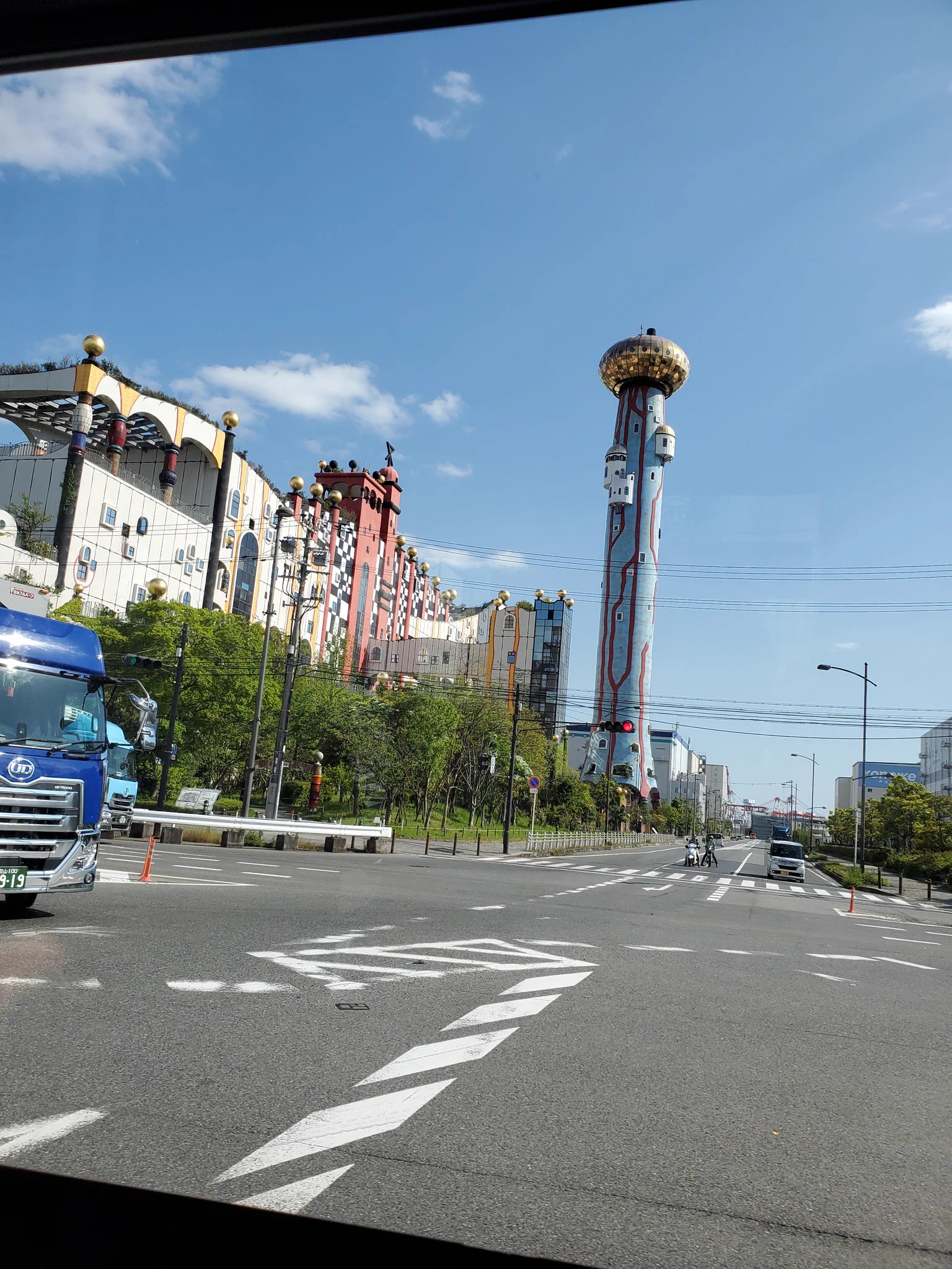 見たことあるような？クレヨンしんちゃんの敵幹部が住んでそうな建物www