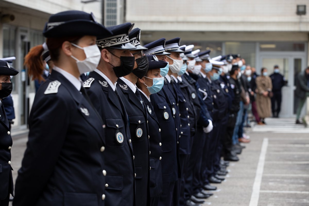 [#Hommage] A #Marseille, les #Policiers <a href="/PoliceNat13/">Police nationale 13</a>  de tous corps unis dans la douleur en la #mémoire de Stéphanie Monfermé, notre collègue lâchement assassinée à #Rambouillet.  #FiersDetrePoliciers #FrêresdArmes