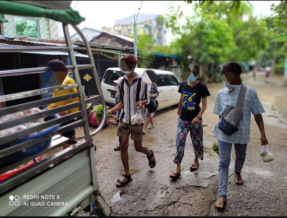 IrrawaddyNews's tweet photo. Free food was provided for low-income families in #Yangon’s Thaketa Township on Friday. (Photo: CJ) 

#whatshappeninginmyanmar https://t.co/nPTexPFjIJ