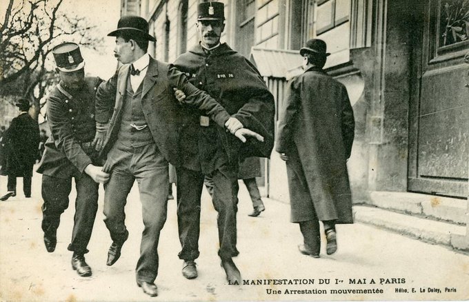 12)Le pouvoir, apeuré avait transformé Paris en camp retranché, occupé par 60 000 soldats et policiers. Ceux-ci dispersent violemment les manifestants, occasionnant la mort de deux personnes.