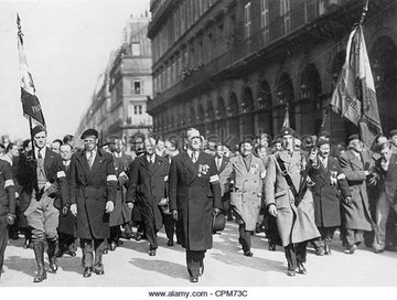 30)C'était aussi dans l'héritage des ligues d’extrême droite qui manifestaient le 1er mai dans les années 20 et 30Généralement autour de la statue de Jeanne d’arc près du Louvre à Paris.