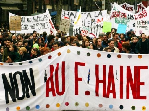 36)Le 1er mai 2002 a lieu après le choc de l’arrivée de Le Pen au second tourL’appel est unitaire et massif à manifester. Syndicats, associations, toutes et tous uni-es