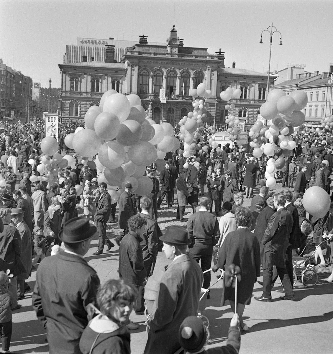Visual Studies Lab (@studies_visual) on Twitter photo Happy Valburg's Day!
Tommorw we celebrate laborers, students, and spring, so put your hat on, and head to town (corona-safely, of course) like they did in the 1960's in Tampere! 
Photo credit: <a href="/Museovirasto/">Museovirasto</a> / History collection/ Matti Poutvaara 1962
#vappu #LabourDay2021 Happy Valburg's Day!
Tommorw we celebrate laborers, students, and spring, so put your hat on, and head to town (corona-safely, of course) like they did in the 1960's in Tampere! 
Photo credit: <a href="/Museovirasto/">Museovirasto</a> / History collection/ Matti Poutvaara 1962
#vappu #LabourDay2021