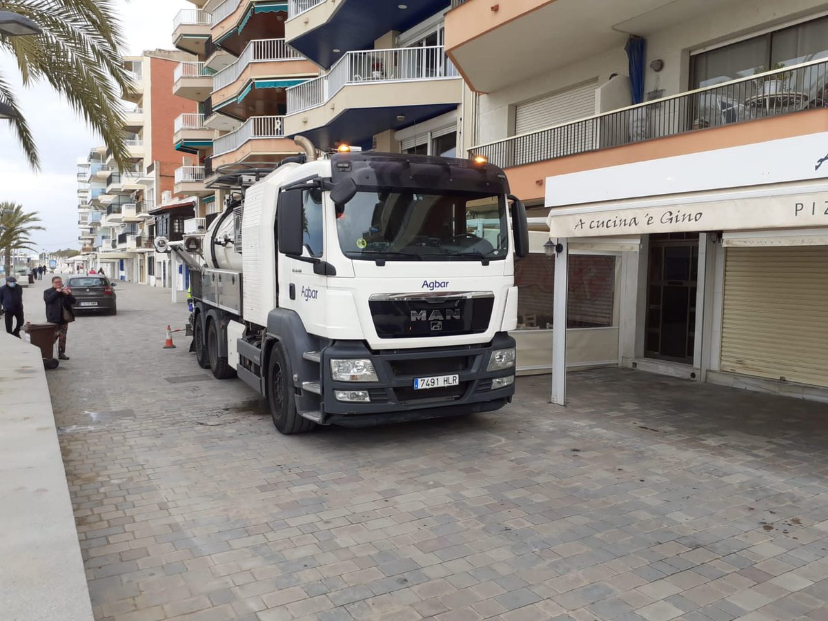 Albertestival's tweet photo. A @AGBARclients de @AjCalafell aprofitem mesos abans estiu per fer manteniment xarxes clavegueram pròximes al mar. Recordar que el vàter no és una paperera i que les tovalloletes i altres residus malmeten infraestructures sanejament i #Mediambient. https://t.co/ZFMBRHRfsy