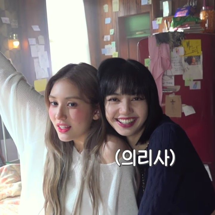 lisa and somi being wholesome together